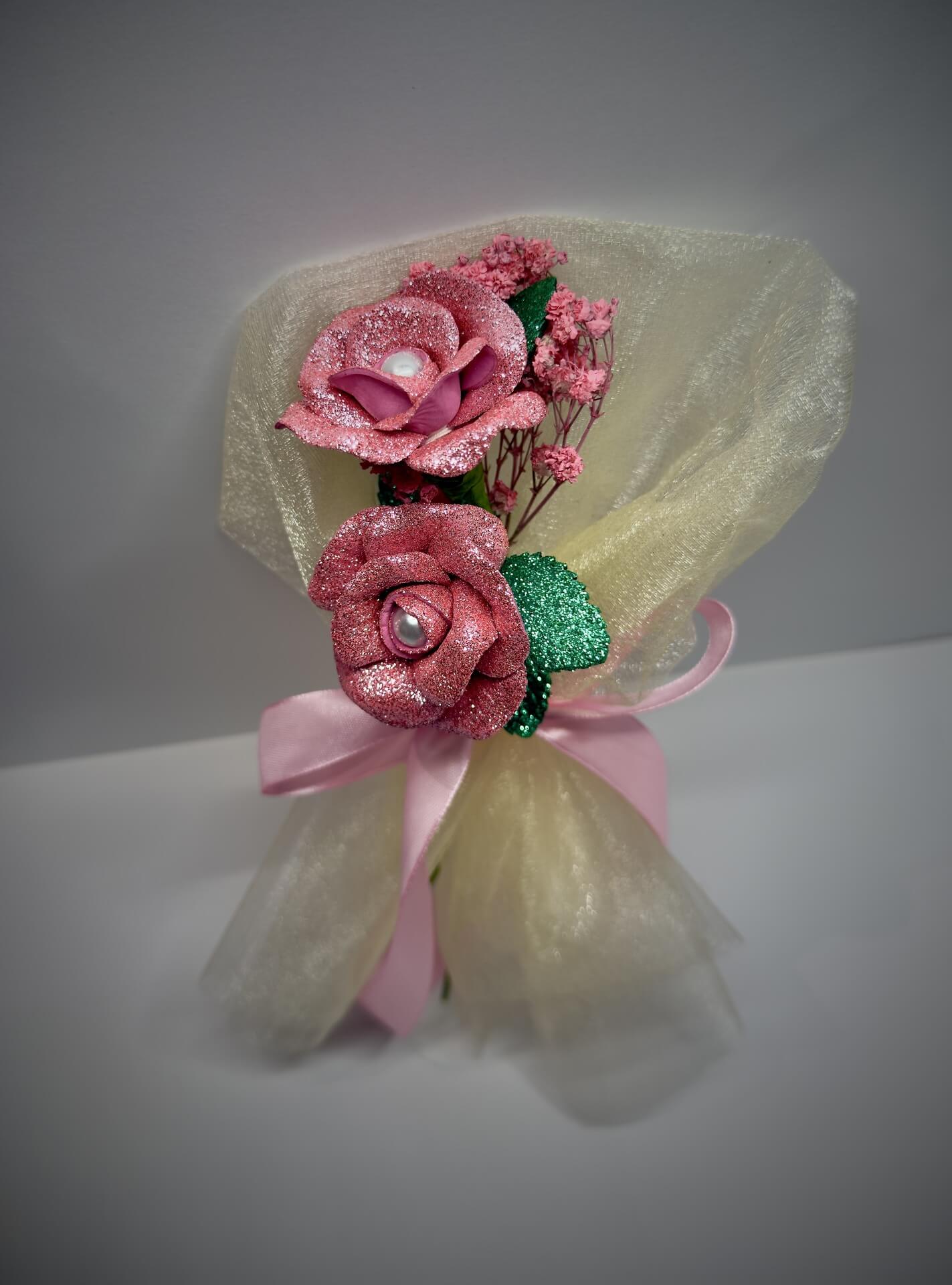 Arranjo artesanal com rosas cor de rosa e laço rosa